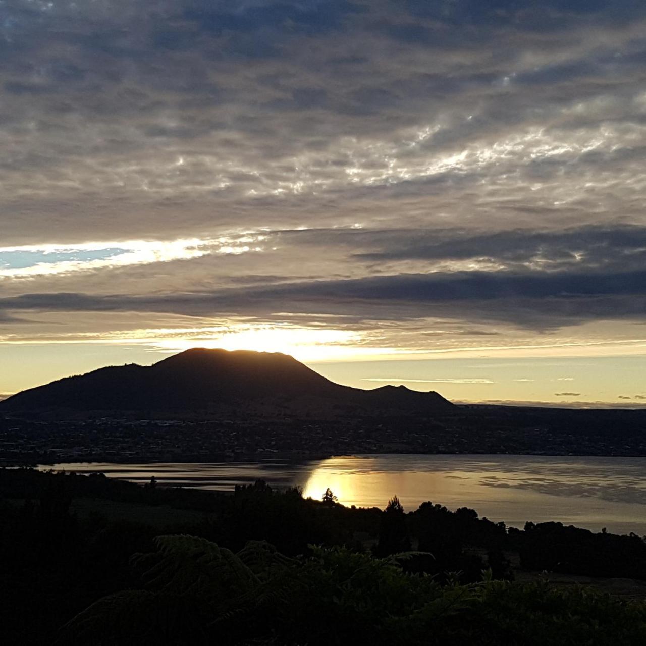Te Moenga Lodge Taupo Bagian luar foto