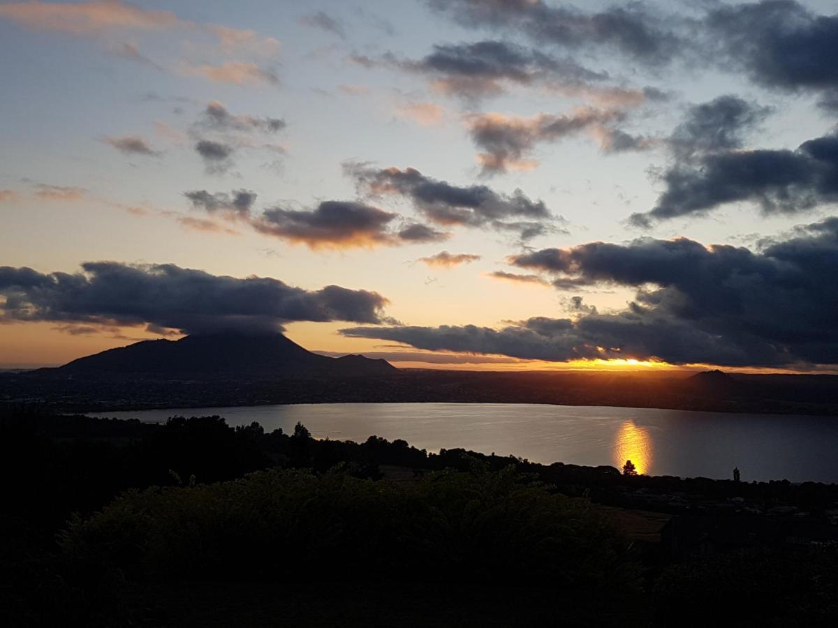Te Moenga Lodge Taupo Bagian luar foto