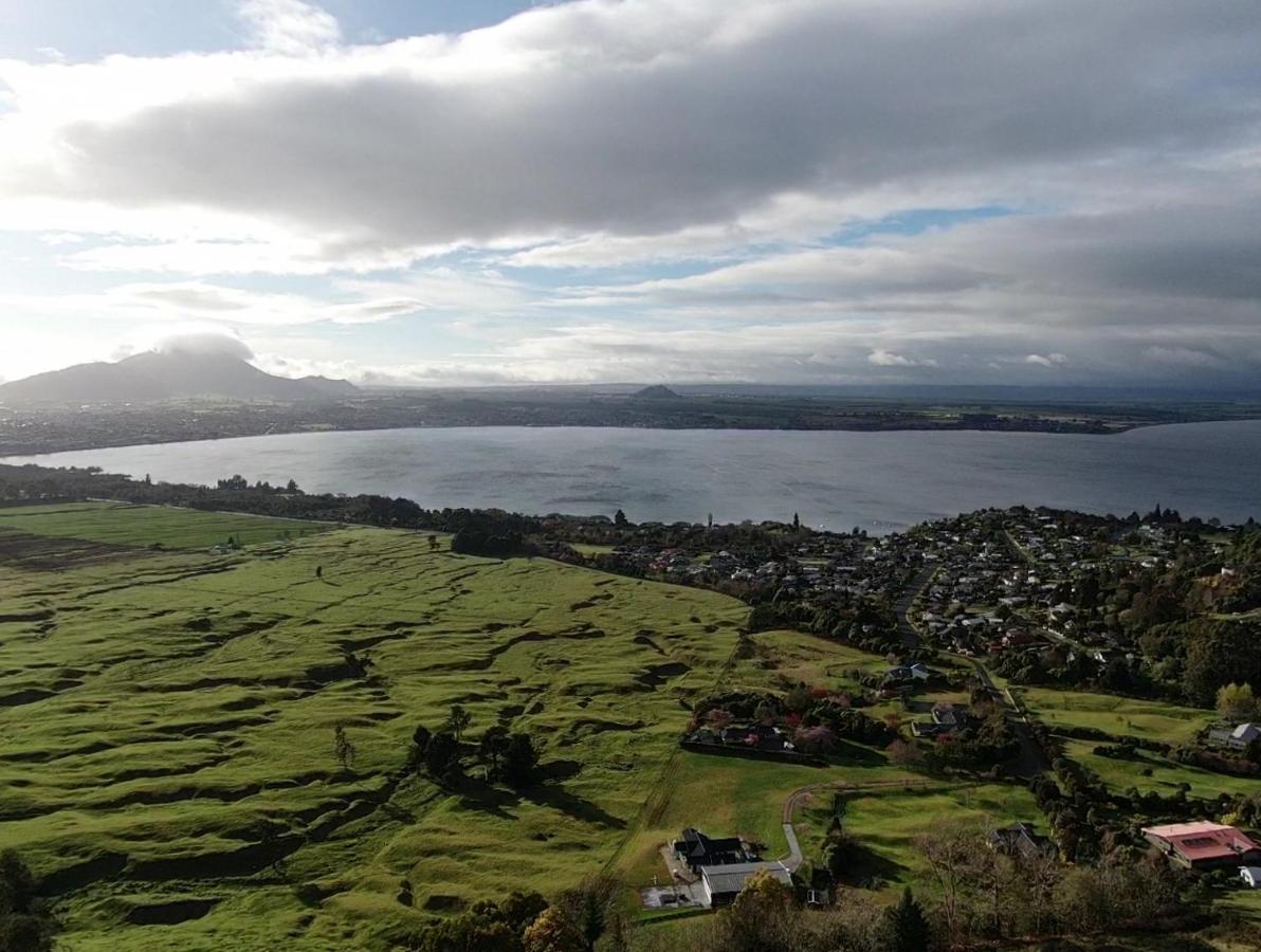 Te Moenga Lodge Taupo Bagian luar foto